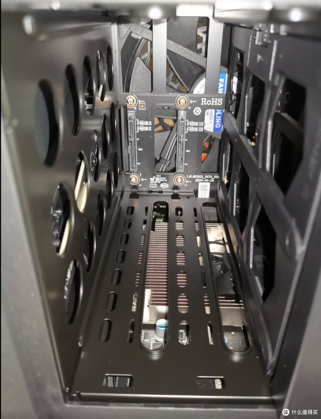 极空间Z4Pro+｜新手友好四盘AI NAS，家庭&工作室一步到位私有云