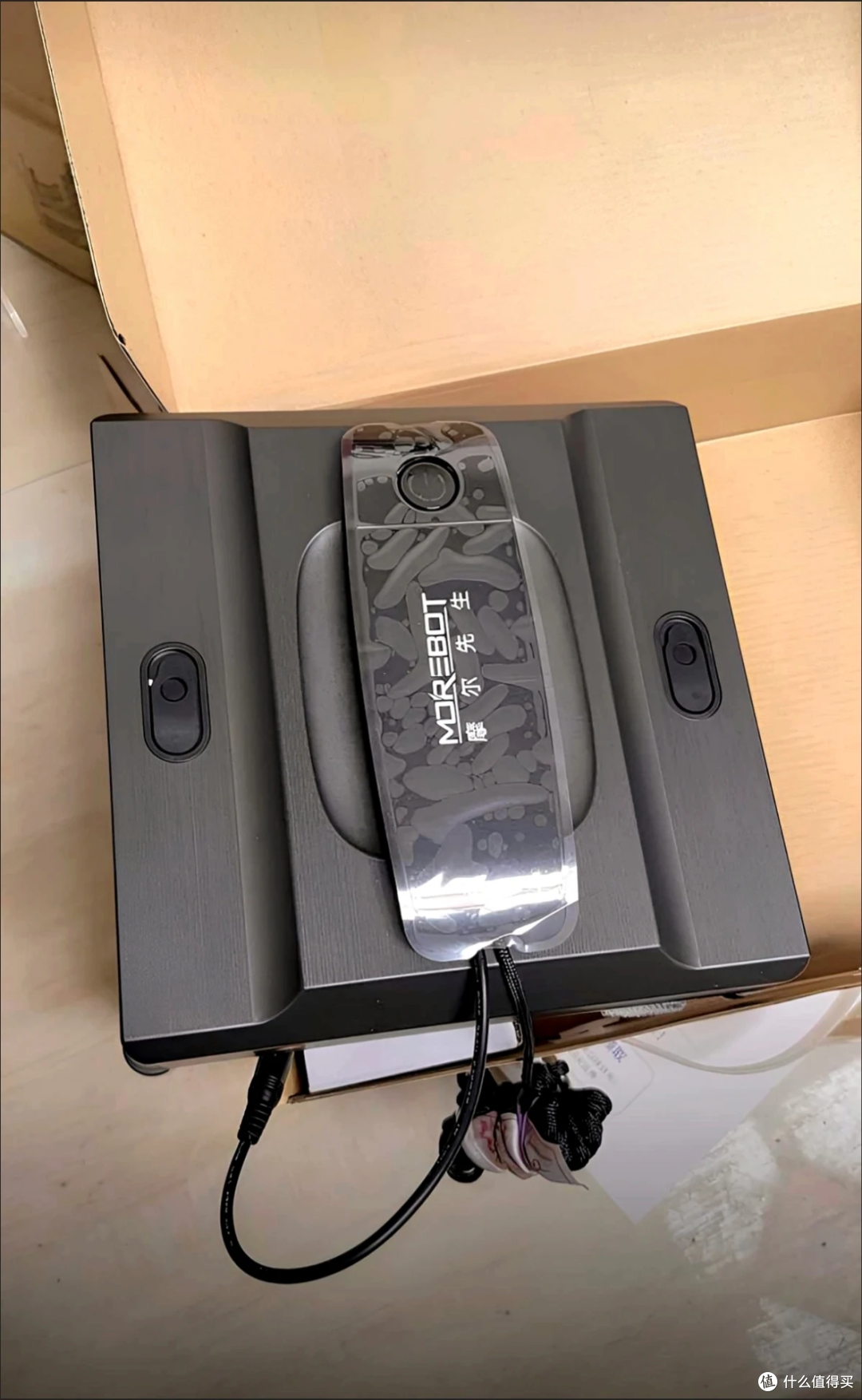 高层擦窗不用冒险！摩尔先生 M8Pro 全自动擦窗机器人实测
