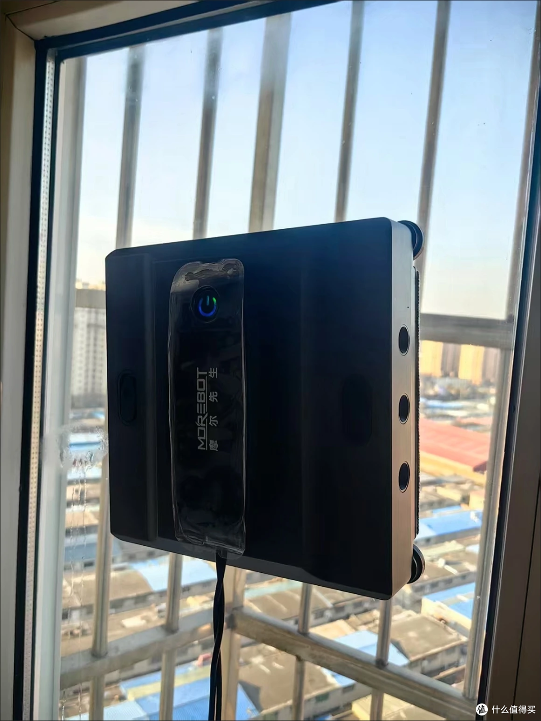 高层擦窗不用冒险！摩尔先生 M8Pro 全自动擦窗机器人实测