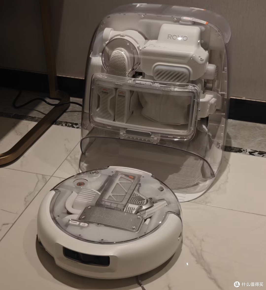 大疆ROMO A2扫拖机器人解放了全屋清洁，AI感知彻底告别卡困翻车