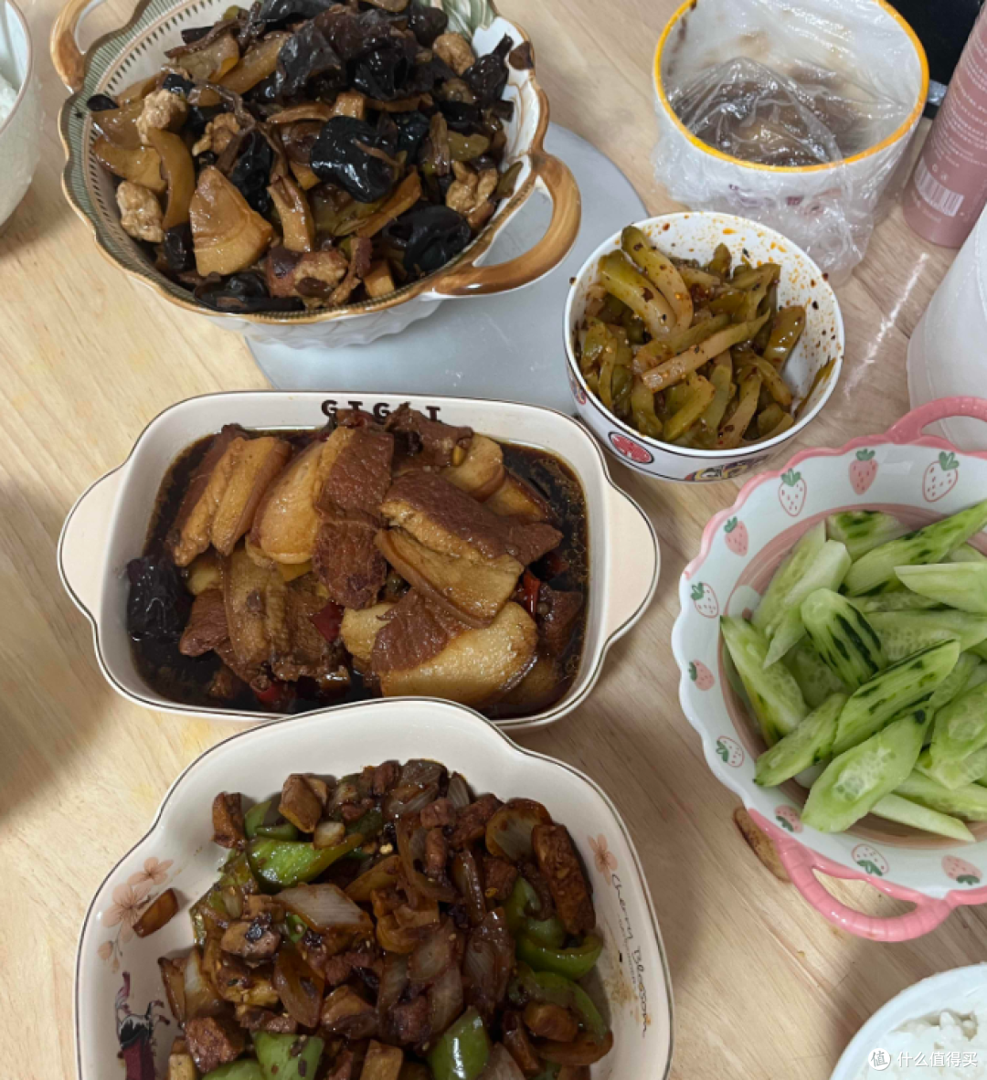 就着这锅乱炒，我干了三碗米饭，嘴都烫出泡了