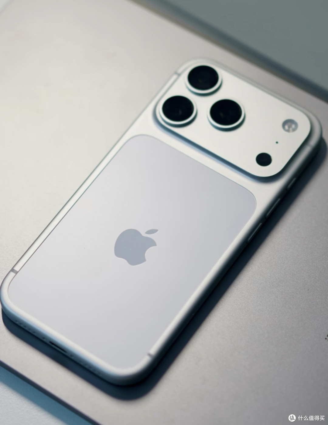 iPhone14Pro置换钛金属新机|屏幕/影像/手感全方位对比
