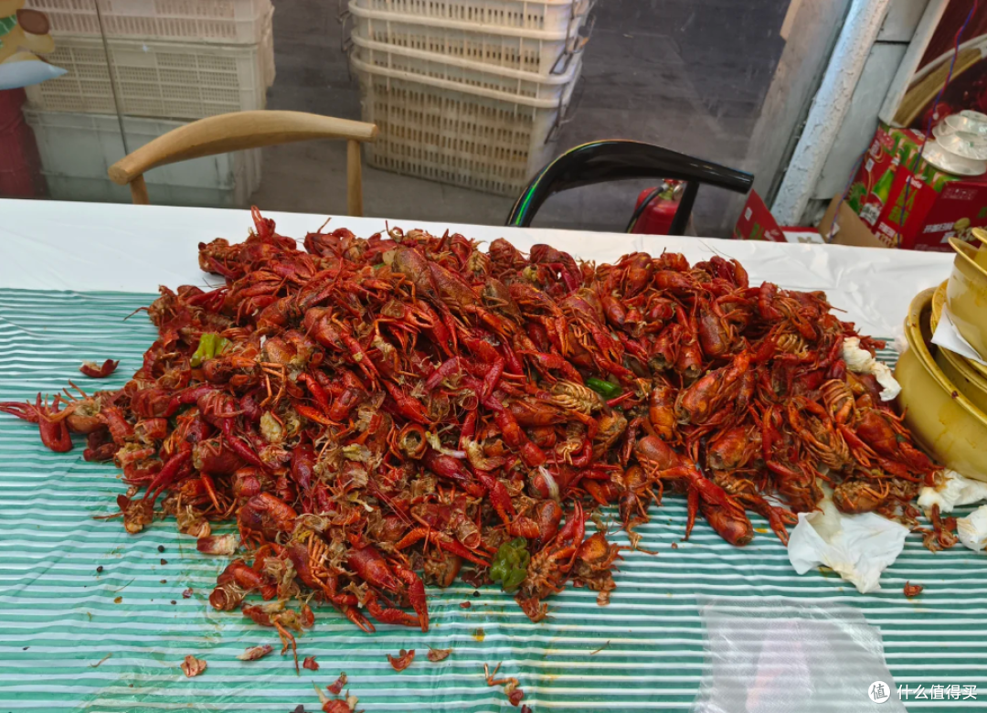 全国每人吃5斤才能吃完!小龙虾降价,为何年轻人还是不买账?