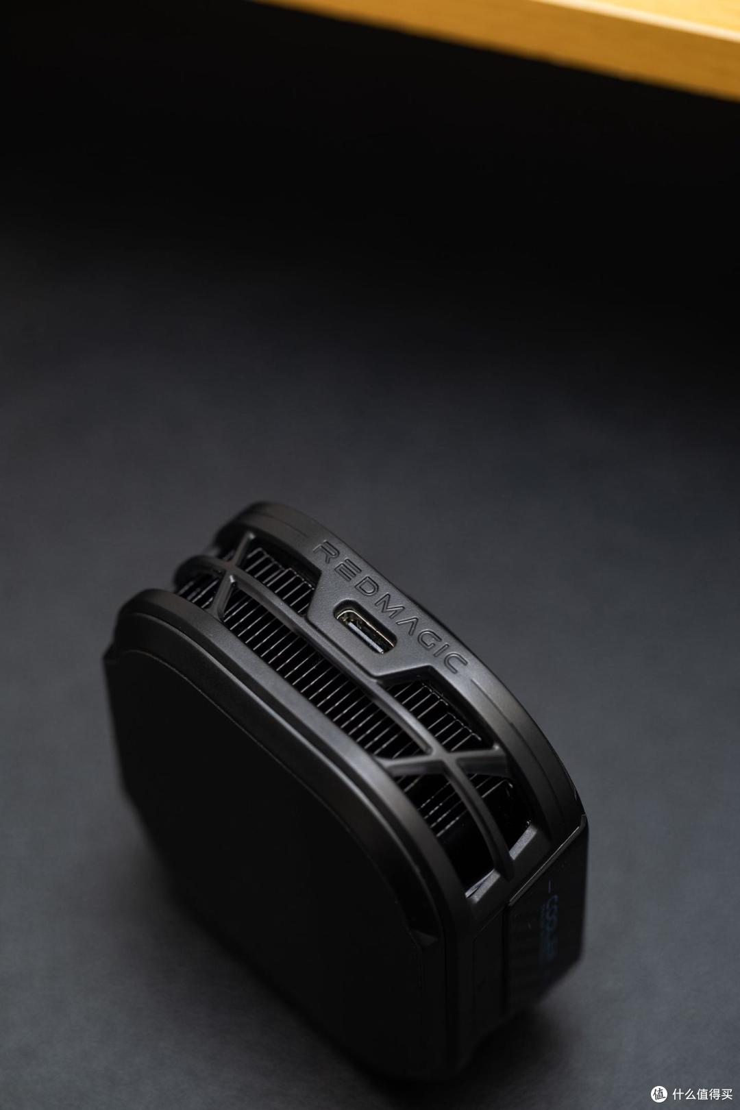 红魔散热器8 Pro，经过36W满功率加持，快速强劲制冷，有效降温