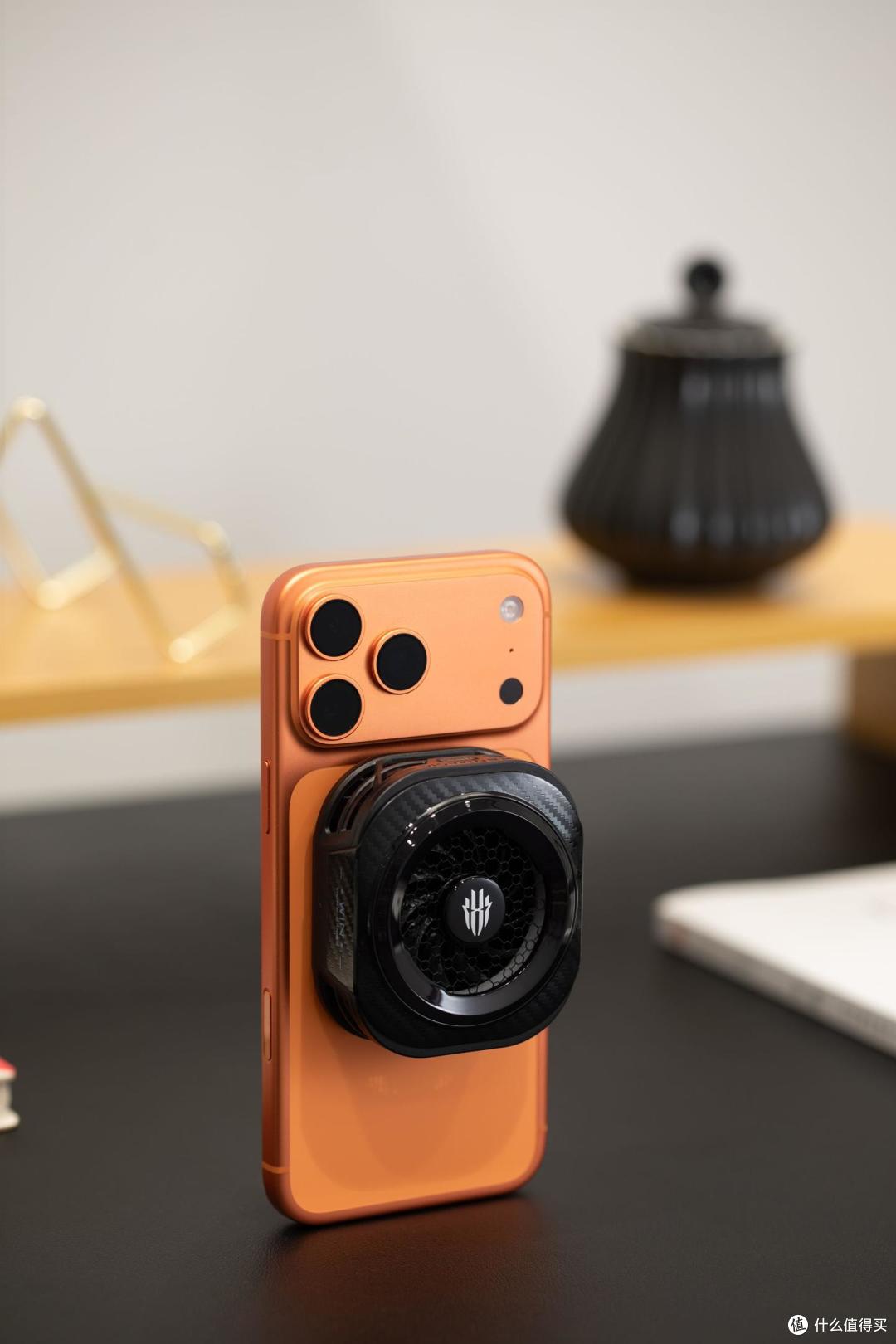 红魔散热器8 Pro，经过36W满功率加持，快速强劲制冷，有效降温