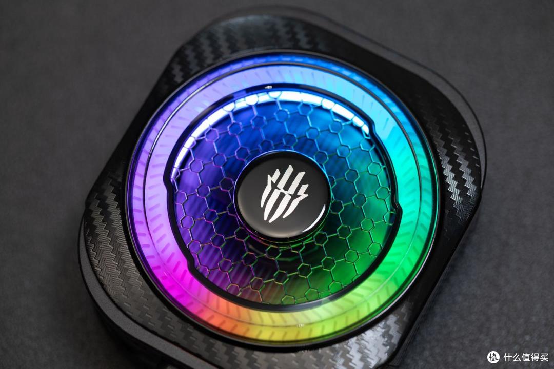 红魔散热器8 Pro，经过36W满功率加持，快速强劲制冷，有效降温