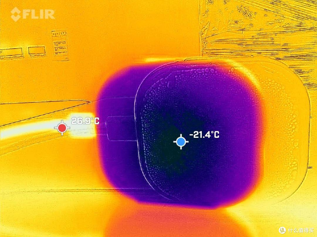 红魔散热器8 Pro，经过36W满功率加持，快速强劲制冷，有效降温