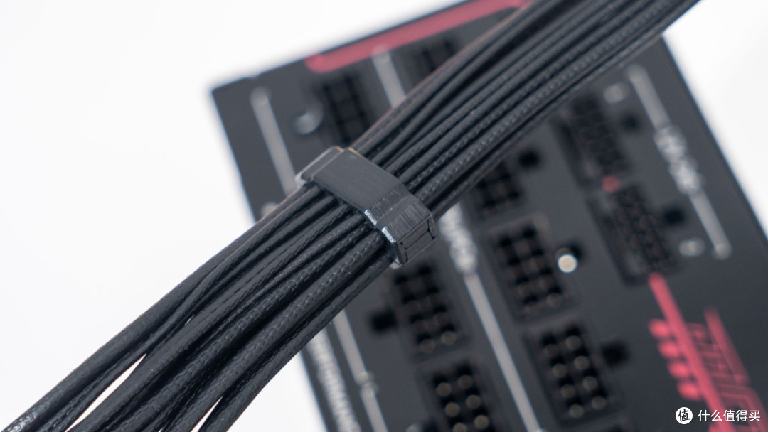 告别烧接口焦虑！MPG AI1300TS PCIE5月神给旗舰显卡上一层保险