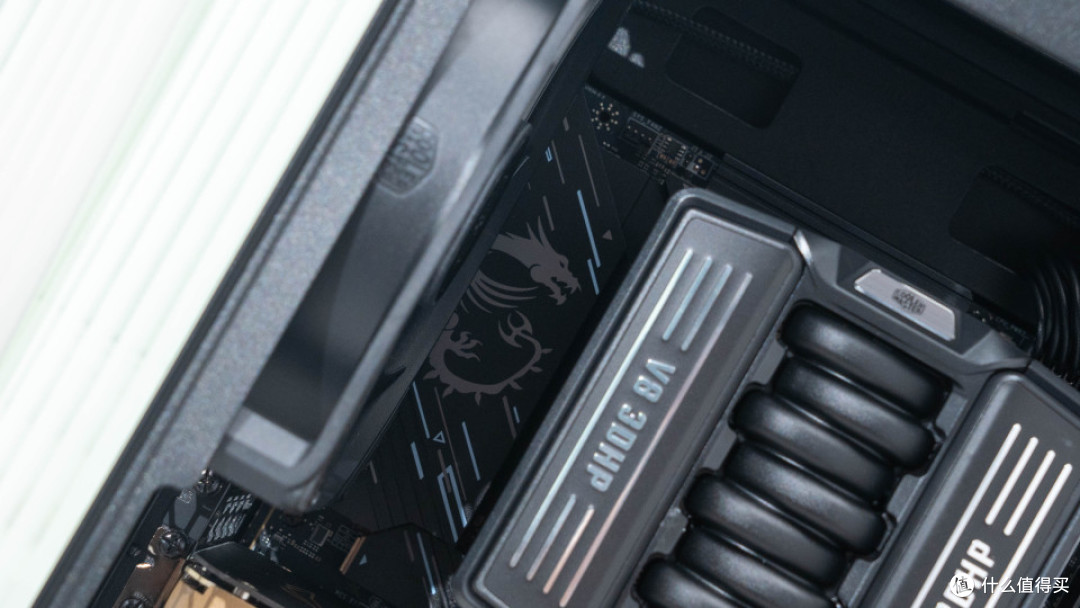 告别烧接口焦虑！MPG AI1300TS PCIE5月神给旗舰显卡上一层保险