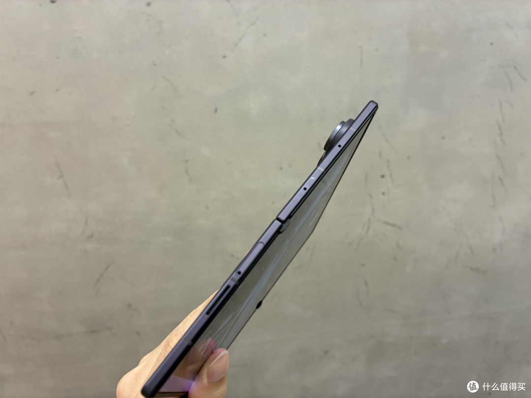 三星Z Fold8系列上手:极致轻薄,折叠屏的未来在AI?