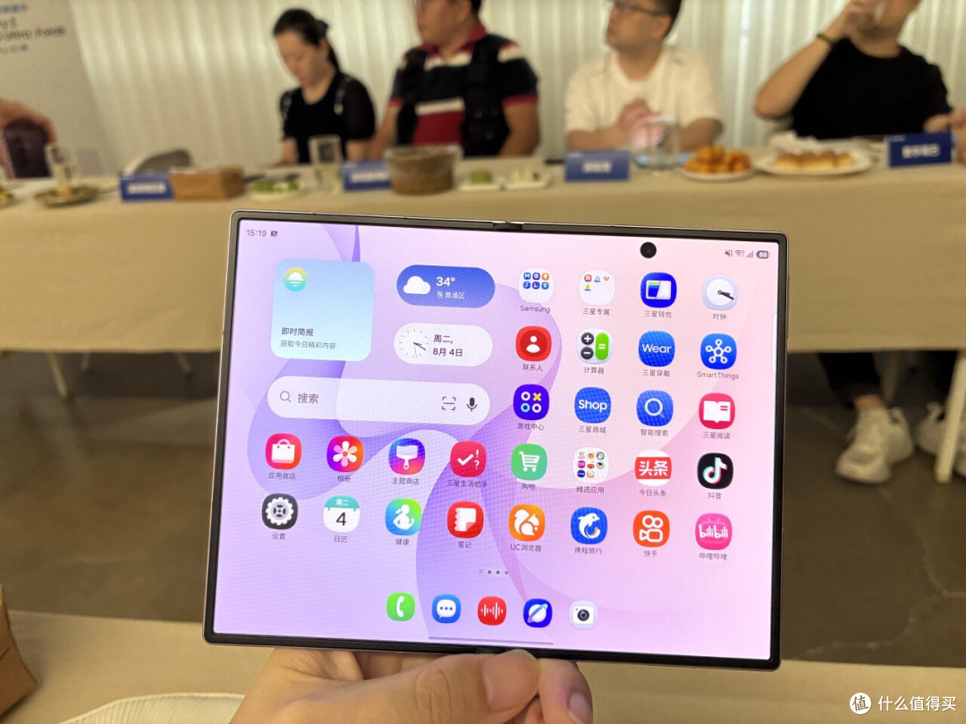 三星Z Fold8系列上手:极致轻薄,折叠屏的未来在AI?