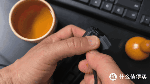 一筒搞定远近照明！艾美能特BTL50：电控变焦全能战术手电体验