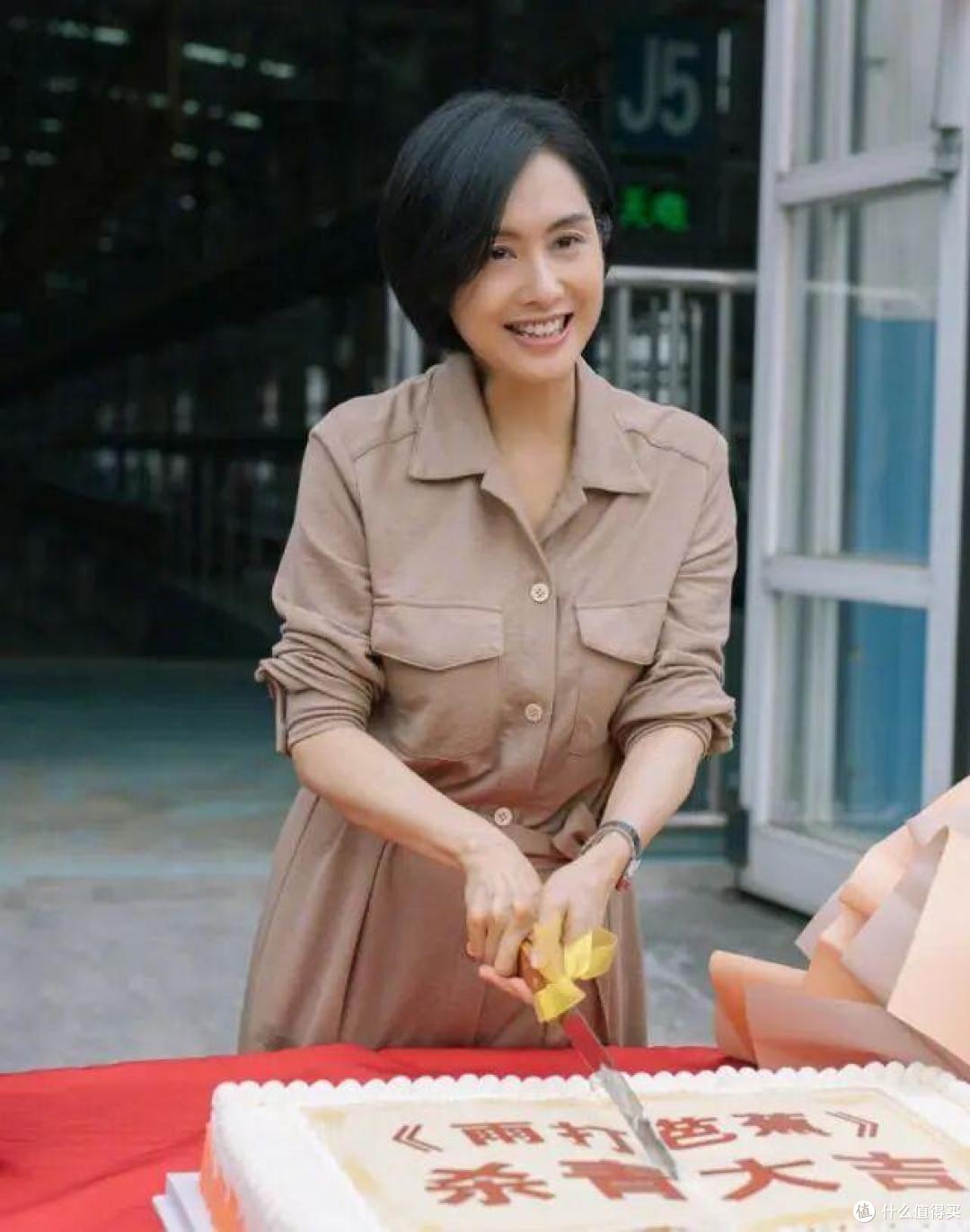 紫霞仙子朱茵:身高不足160cm,这些穿搭技巧,让她美到与众不同