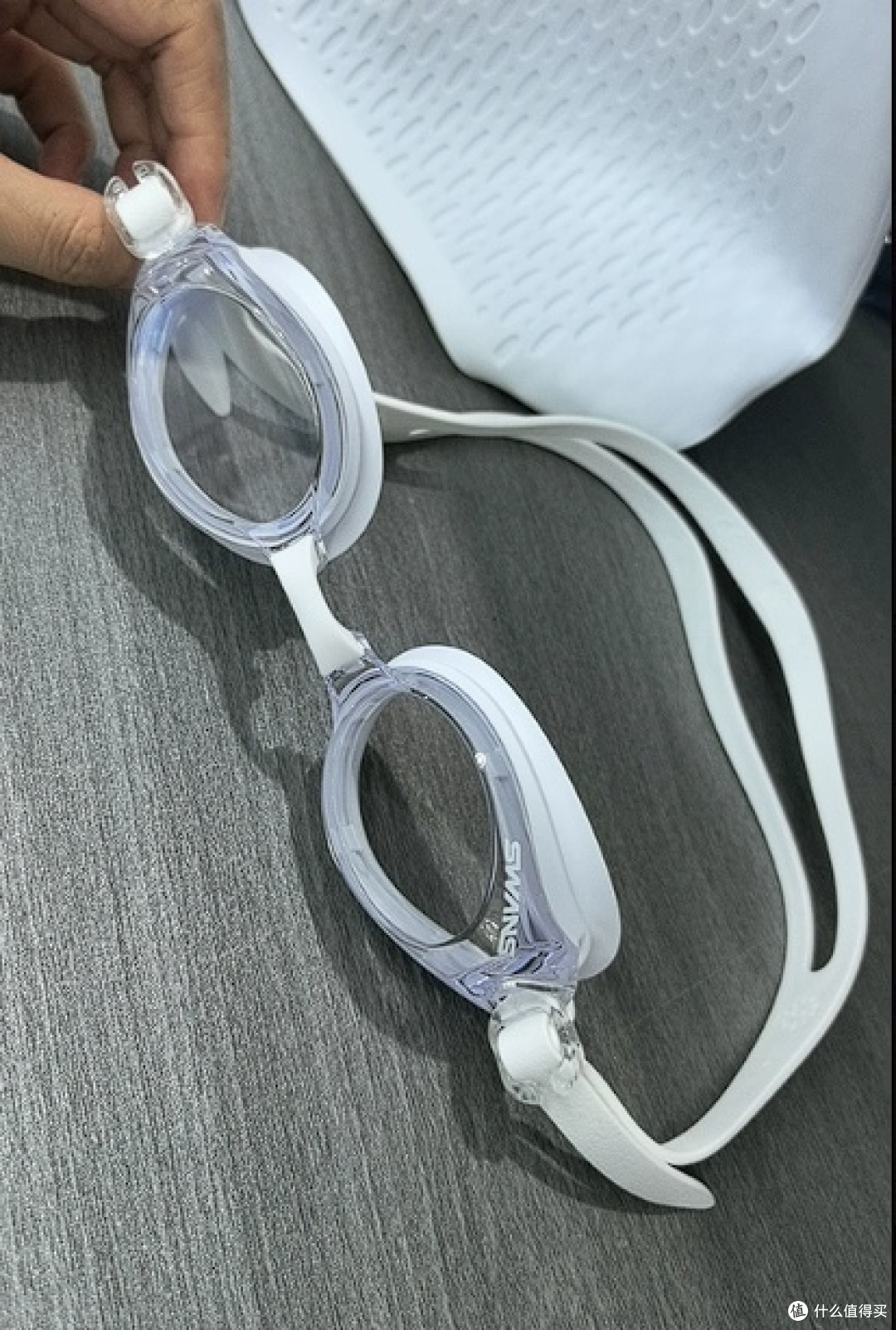 新手游泳选泳镜,舒适防雾是关键