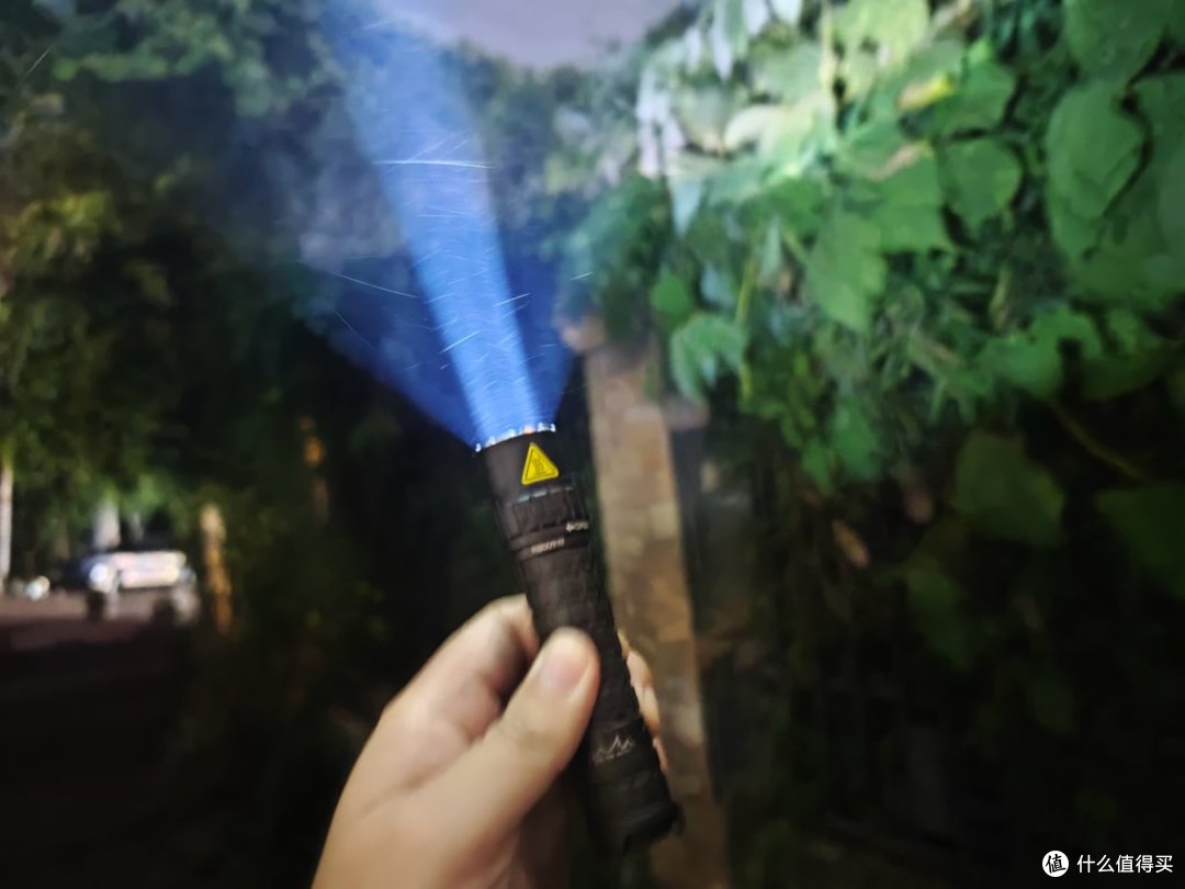 小身板爆发3000流明！在路上M8K迷你强光手电体验