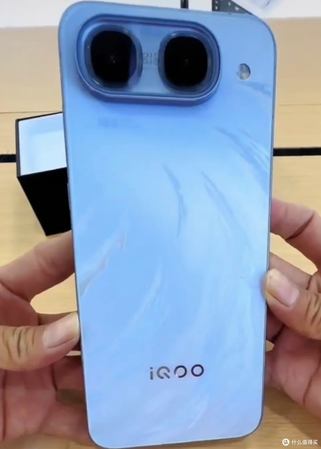 升级点全说清!iQOO Neo11至尊版对比普通版:9000mAh电池是亮点