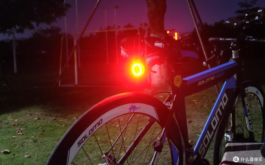 老车友实测:迈极炫HR1200前灯+VIVEE50尾灯完美联动让夜骑更安全