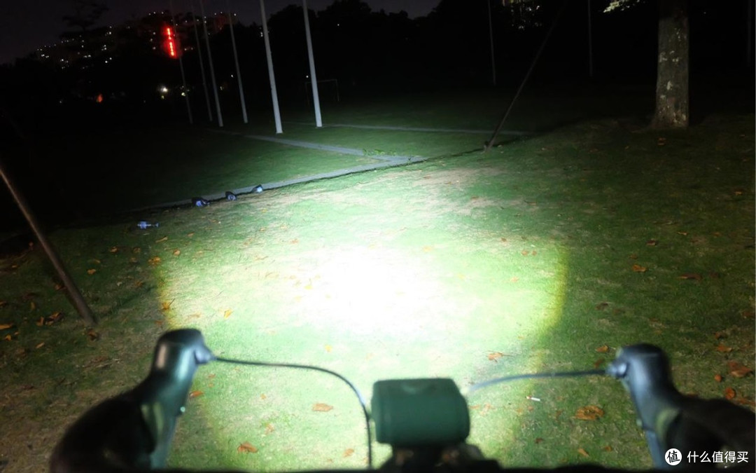 老车友实测:迈极炫HR1200前灯+VIVEE50尾灯完美联动让夜骑更安全