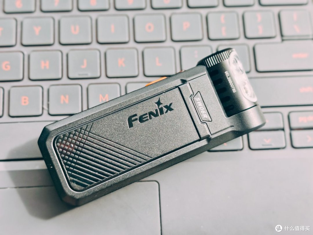 Fenix SW06R磁吸转角夹灯:EDC随身多光源应急实战体验
