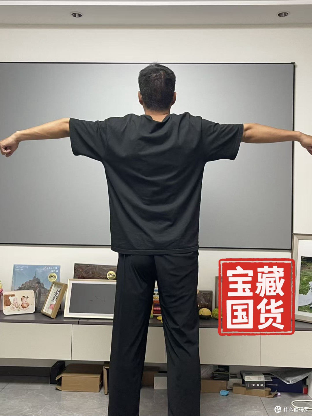 从背面看，感觉版型更加好看了