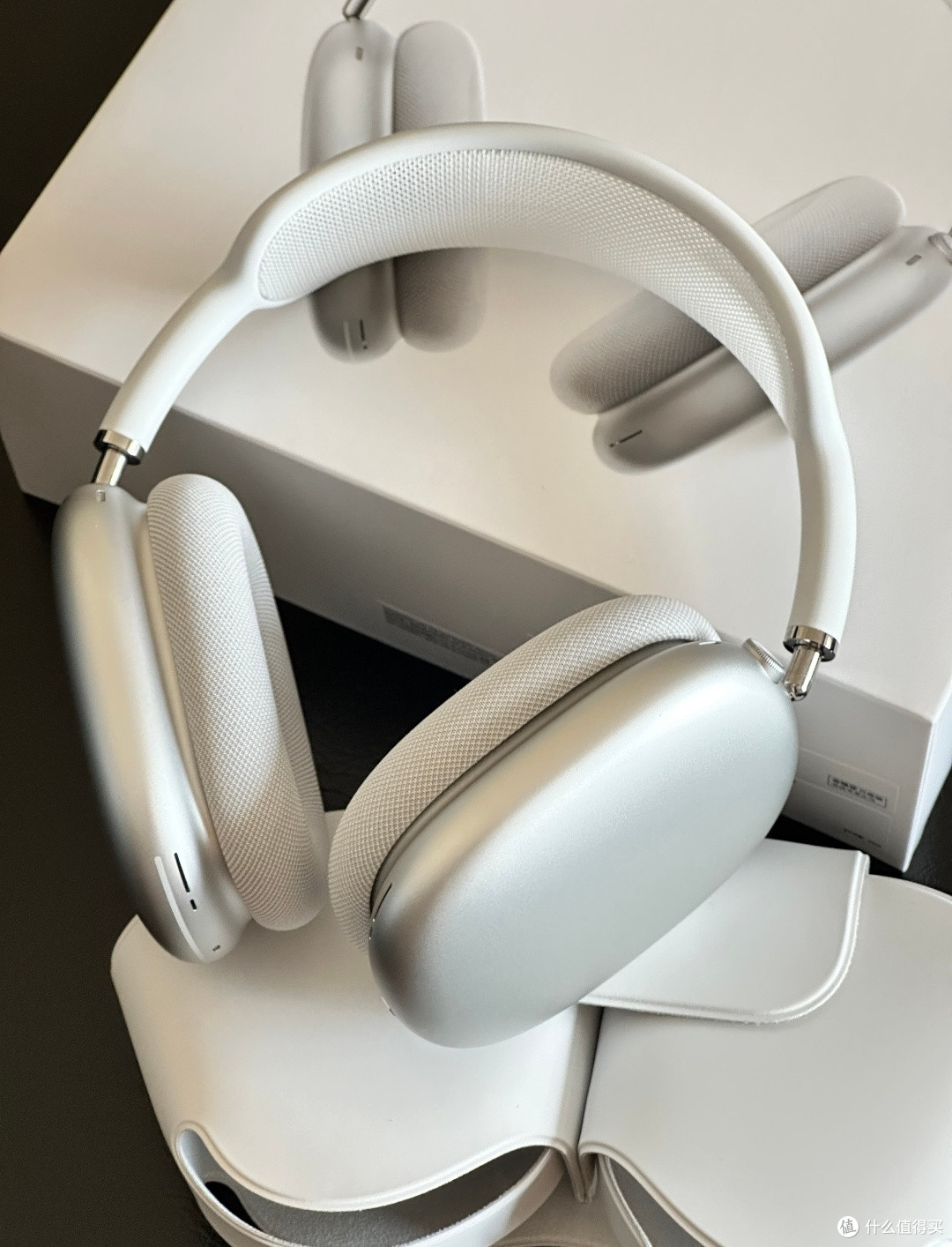 银白交织的极简美学,AirPods Max 2 是神还是美丽废物?