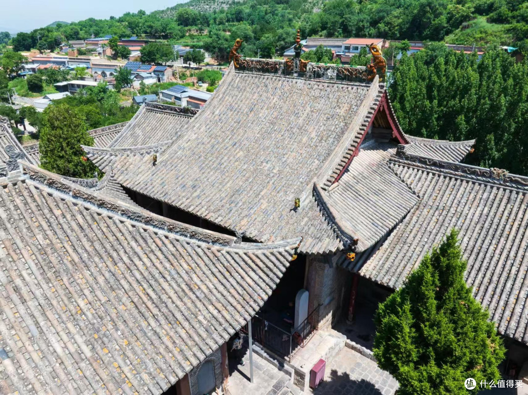俯首各抱地势
