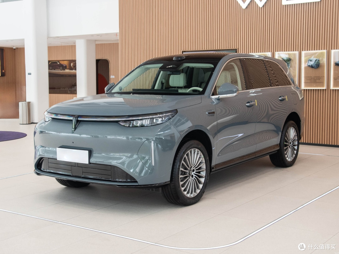 魏牌高端的决心，V8X发布22.68万起：5米1大五座+空悬+后轮转向