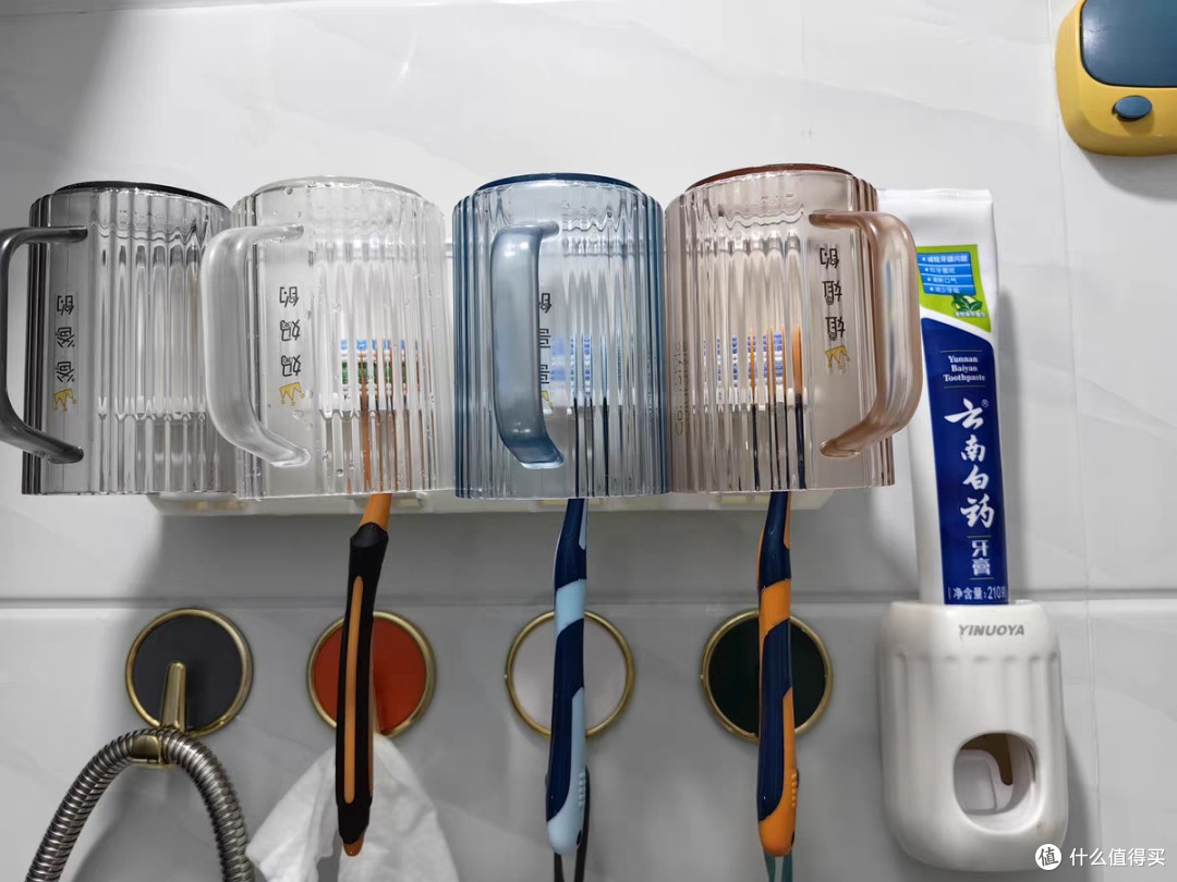 牙刷放漱口杯总发霉?这架子一贴,干爽又卫生
