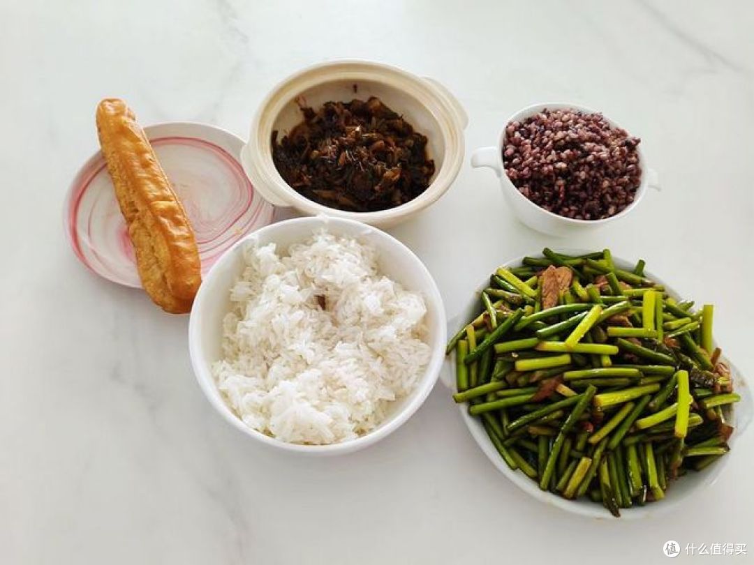 看看我家午餐,剩饭剩菜也吃得香,五种搭配,营养也不错!
