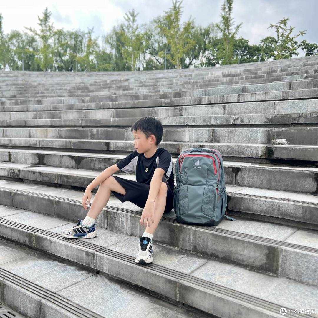 不止是护脊书包!户外老牌“多特”,7岁体育生课业训练从容兼顾