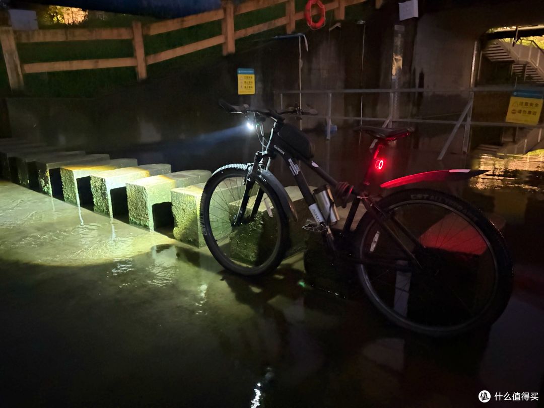 又到骑行季,迈极炫VIVEE50让你夜骑更酷更安全!