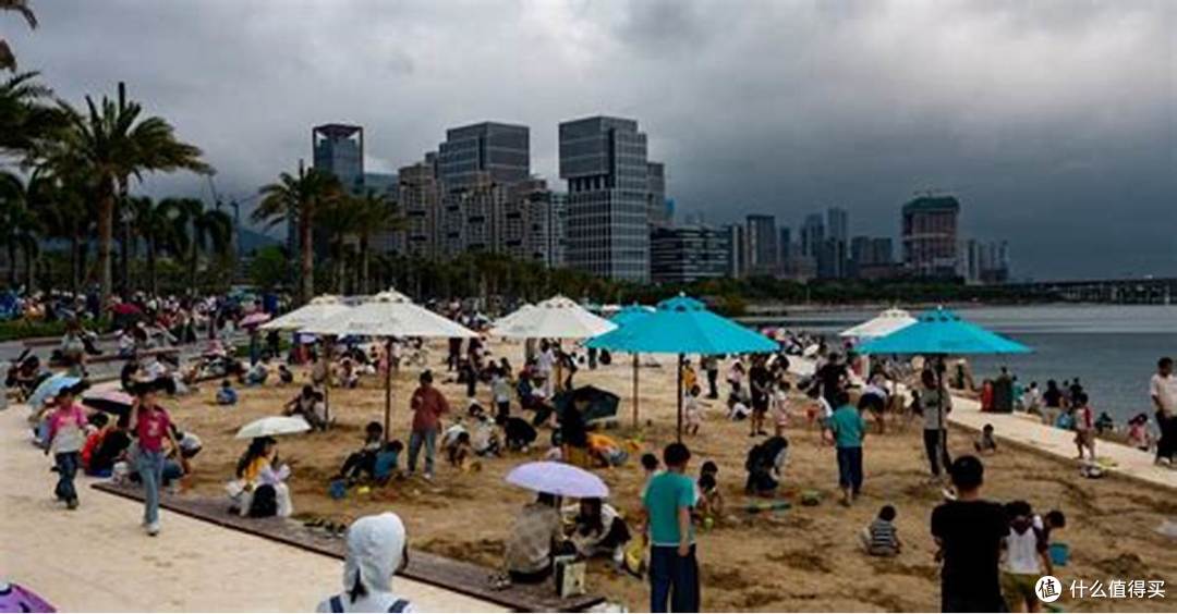深圳周末海滩人流场景图
