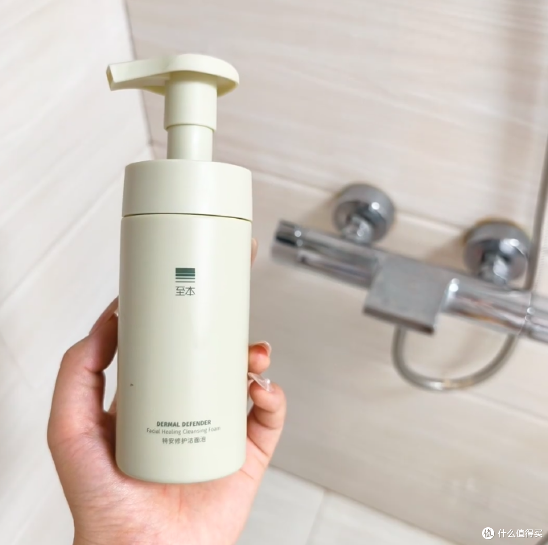 告别鼻尖发际线小疙瘩:四款热门洁面乳测评