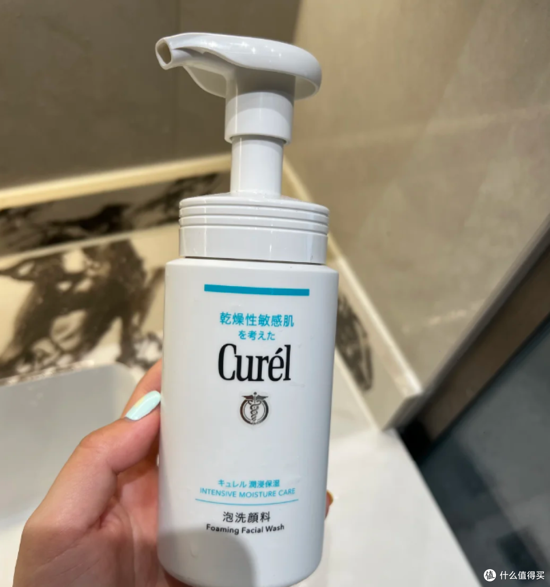 告别鼻尖发际线小疙瘩:四款热门洁面乳测评