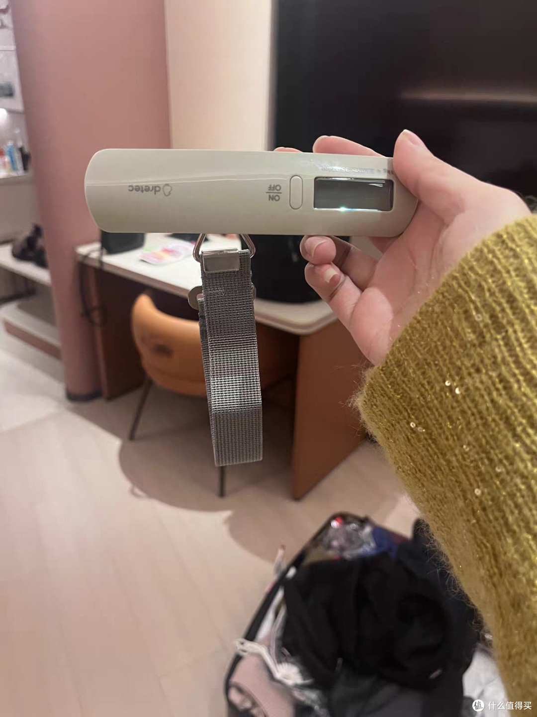 托运超重被收高价?这小秤一挂,提前知道斤两
