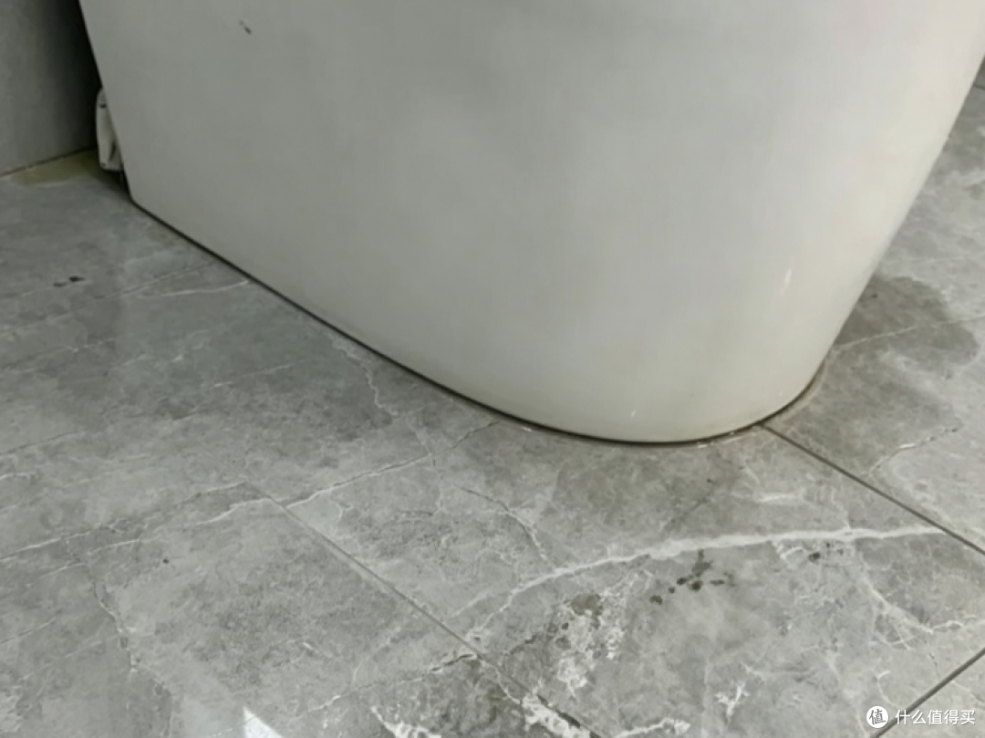 马桶莫名漏水差点把我坑惨,还好没急着换马桶
