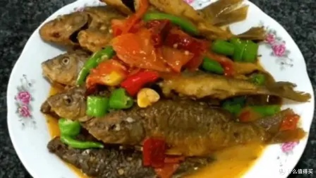 香煎禾花鱼：稻田里煎出来的乡土鲜香