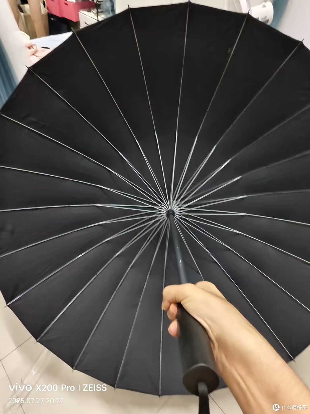 暴雨天伞被吹翻太狼狈?这伞一撑,稳如泰山