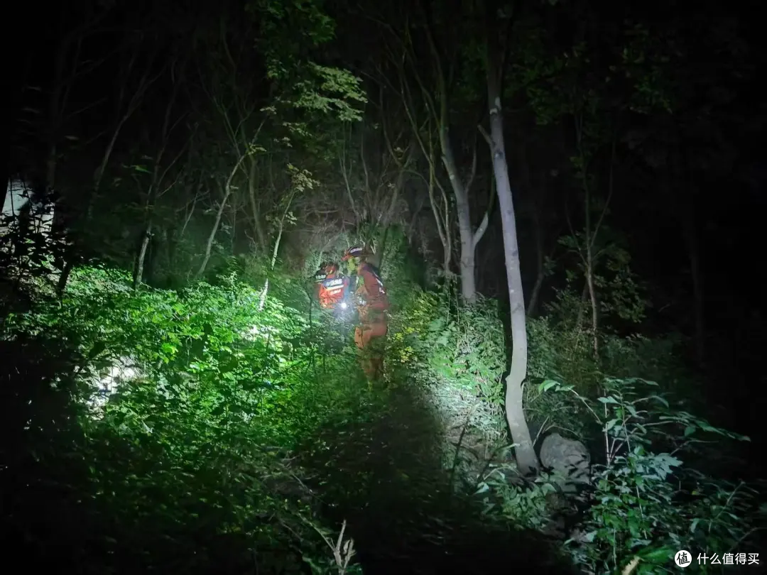 山野备忘录|"我听见你们喊我了,但不敢应声"——被困 30 小时的两位采药老人