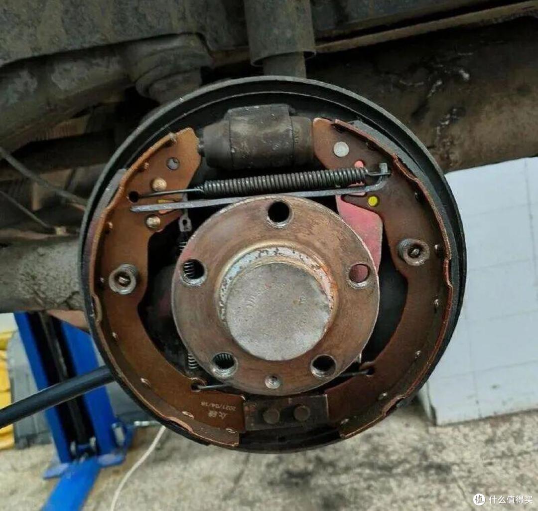 在经济型轿车中，为什么鼓式刹车的刹车片，要比碟刹的更耐用？
