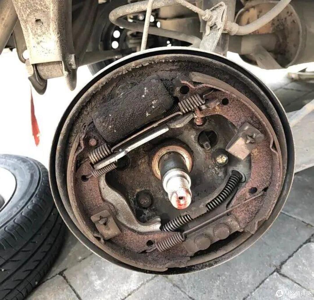 在经济型轿车中，为什么鼓式刹车的刹车片，要比碟刹的更耐用？
