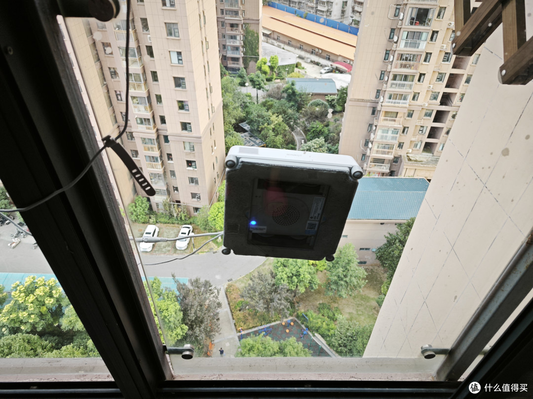 高层擦窗太危险?387元拿下科沃斯MiNi,一次家政钱换几年省心!