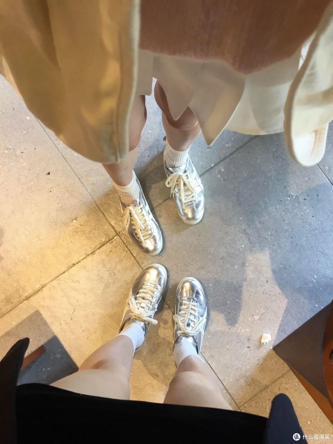原以为银色鞋很难搭,鬼冢虎这双却成了我夏天穿得最多的一双