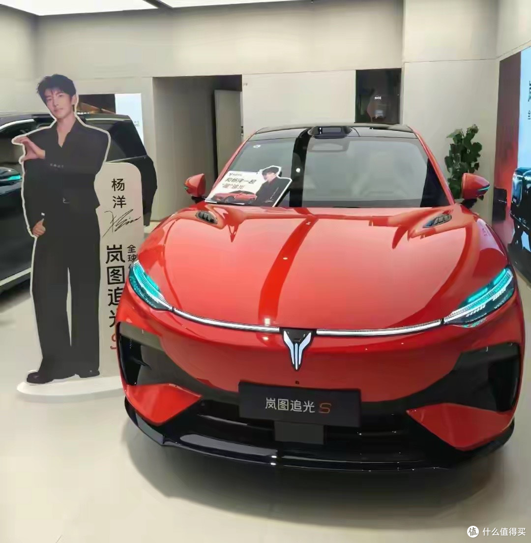 岚图追光S新车到店，配四激光雷达，双电机/646马力，续航700公里