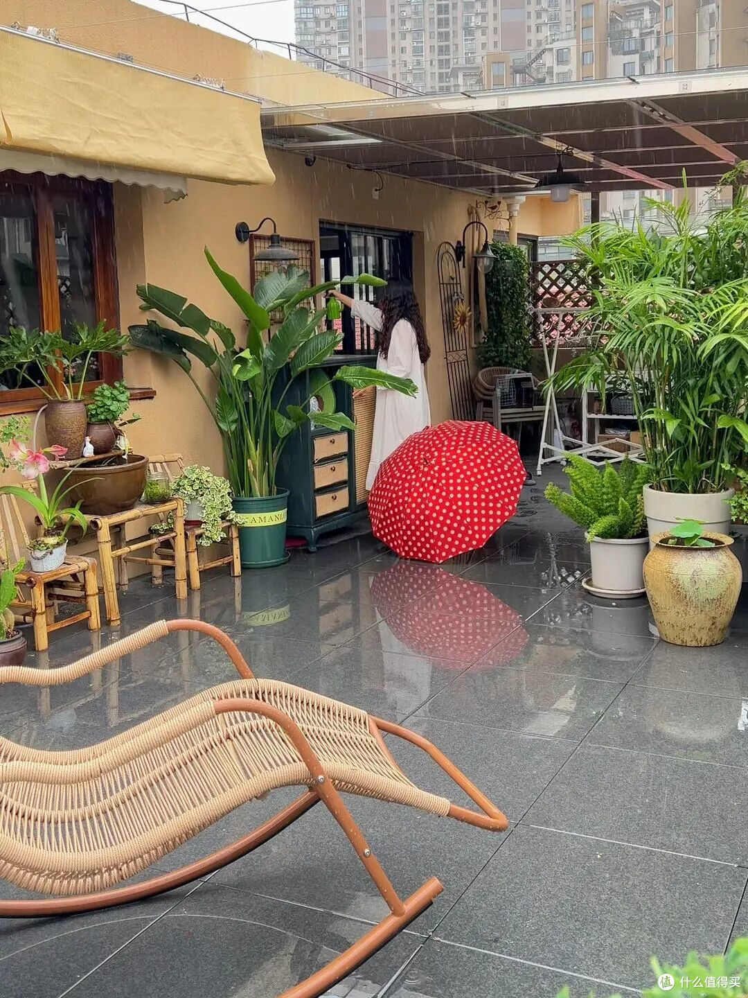 一楼住了5年,卖掉换到了顶楼,发现两者区别很大,还是顶楼好