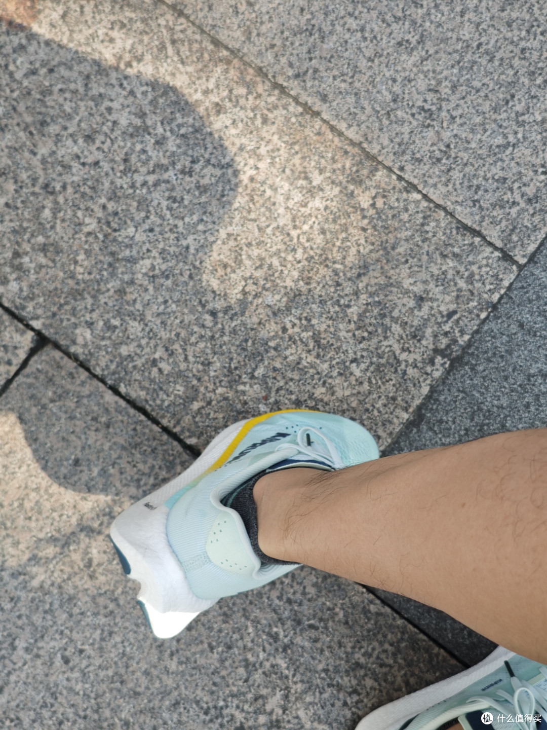 袜子要比鞋口高一点点，不然会磨脚