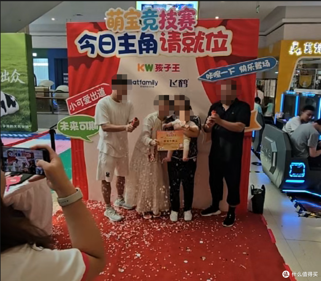 参与完比赛的宝宝家庭合影留念，情绪感拉满