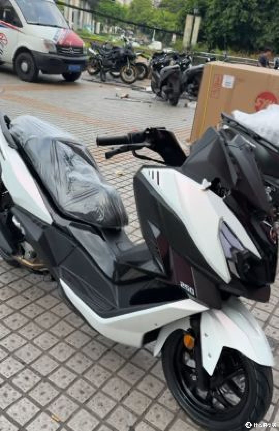 实体店初见幻光白巡弋250,一眼心动,钱包却在打退堂鼓