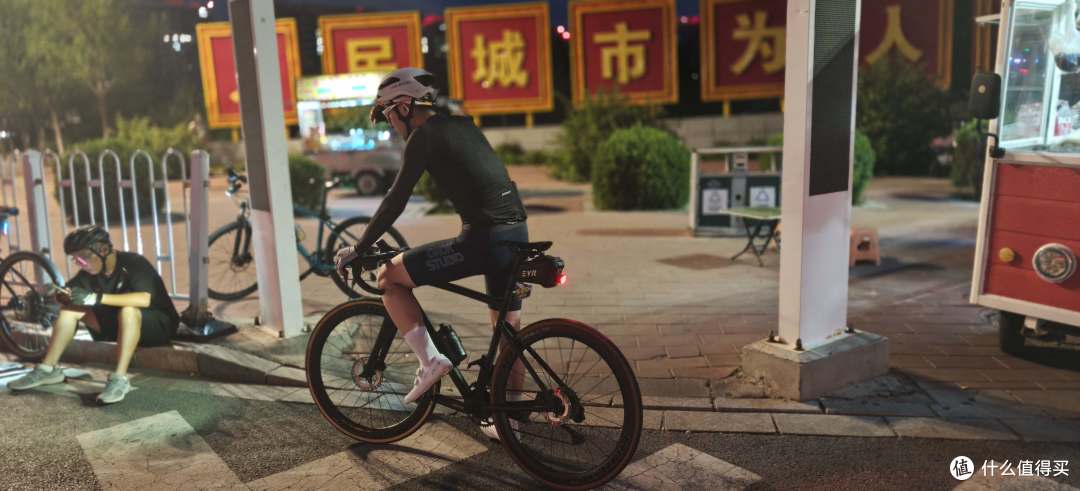 120流明配刹车感应,夜骑的安全感这款尾灯给足了