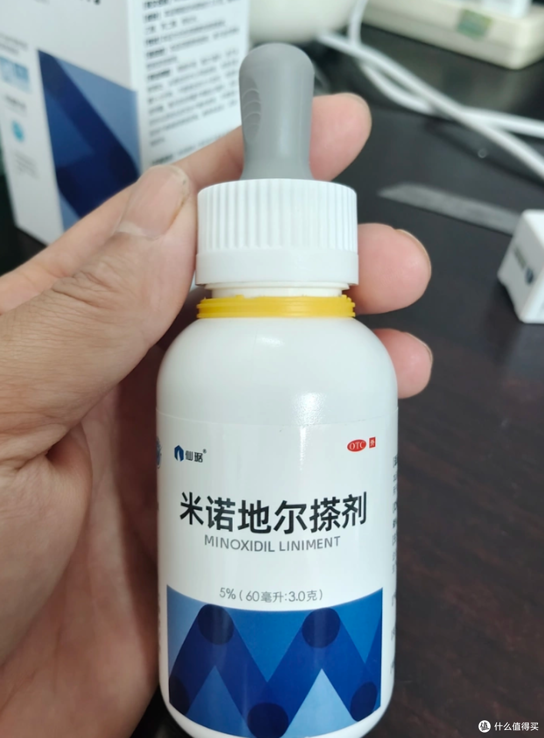 熬夜高压后头皮秃一块?斑秃专挑年轻人下手,乱涂生姜反而耽误治